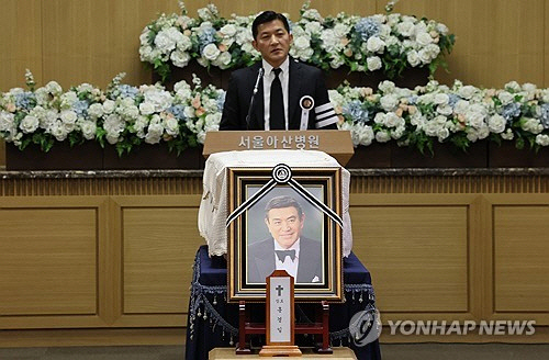 8일 오전 서울 송파구 아산병원 장례식장에서 열린 원로배우 고 남궁원(본명 홍경일)씨의 영결식에서 고인의 아들인 홍정욱 올가니카 회장이 추도사를 하고 있다. [연합뉴스]